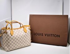 Sold at Auction: Louis Vuitton, Louis Vuitton Schlüsselanhänger, Leo &  Plexi & goldene Hardware
